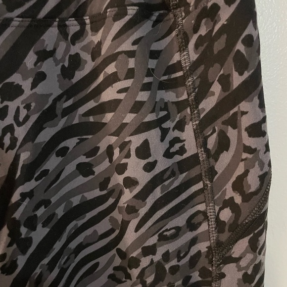 Animal Print Leggings PINK Victoria's Secret size medium - Picture 2 of 3